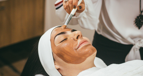 Eine Frau bekommt in einem Spa eine Gesichtsbehandlung.