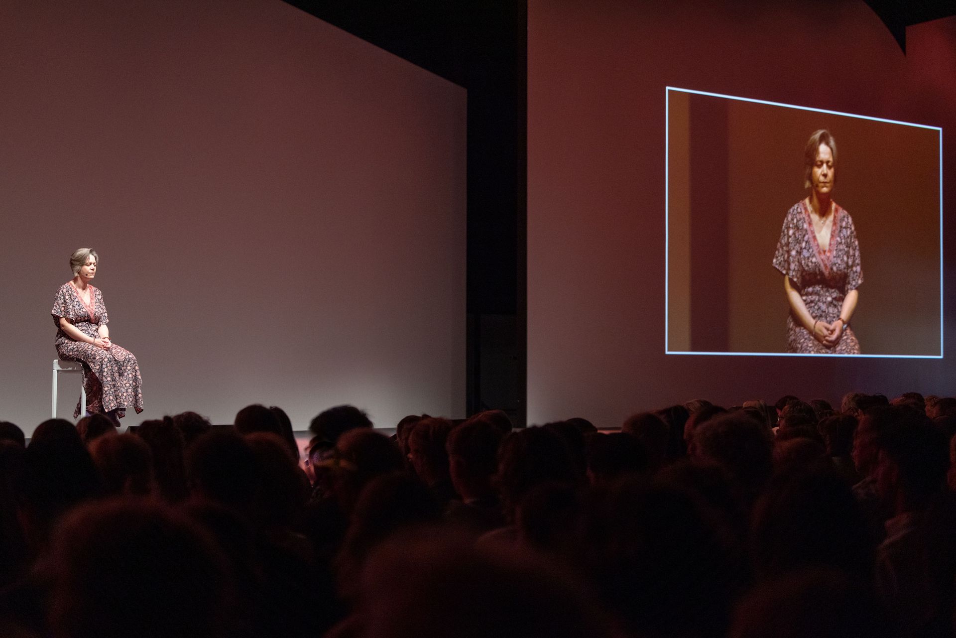 Suzan Onstenk-Peeters opent het ParkinsonNet Congres 2024 voor ruim 2000 zorgverleners met een meditatie.