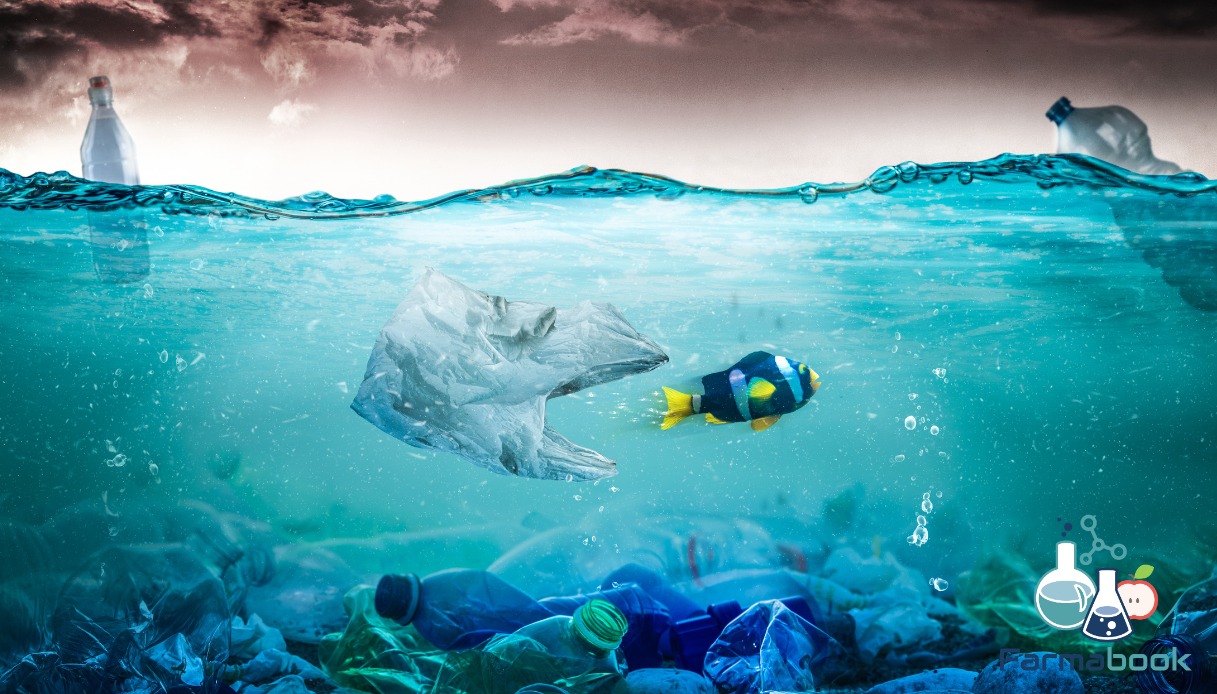 busta di plastica che mangia un pesciolino