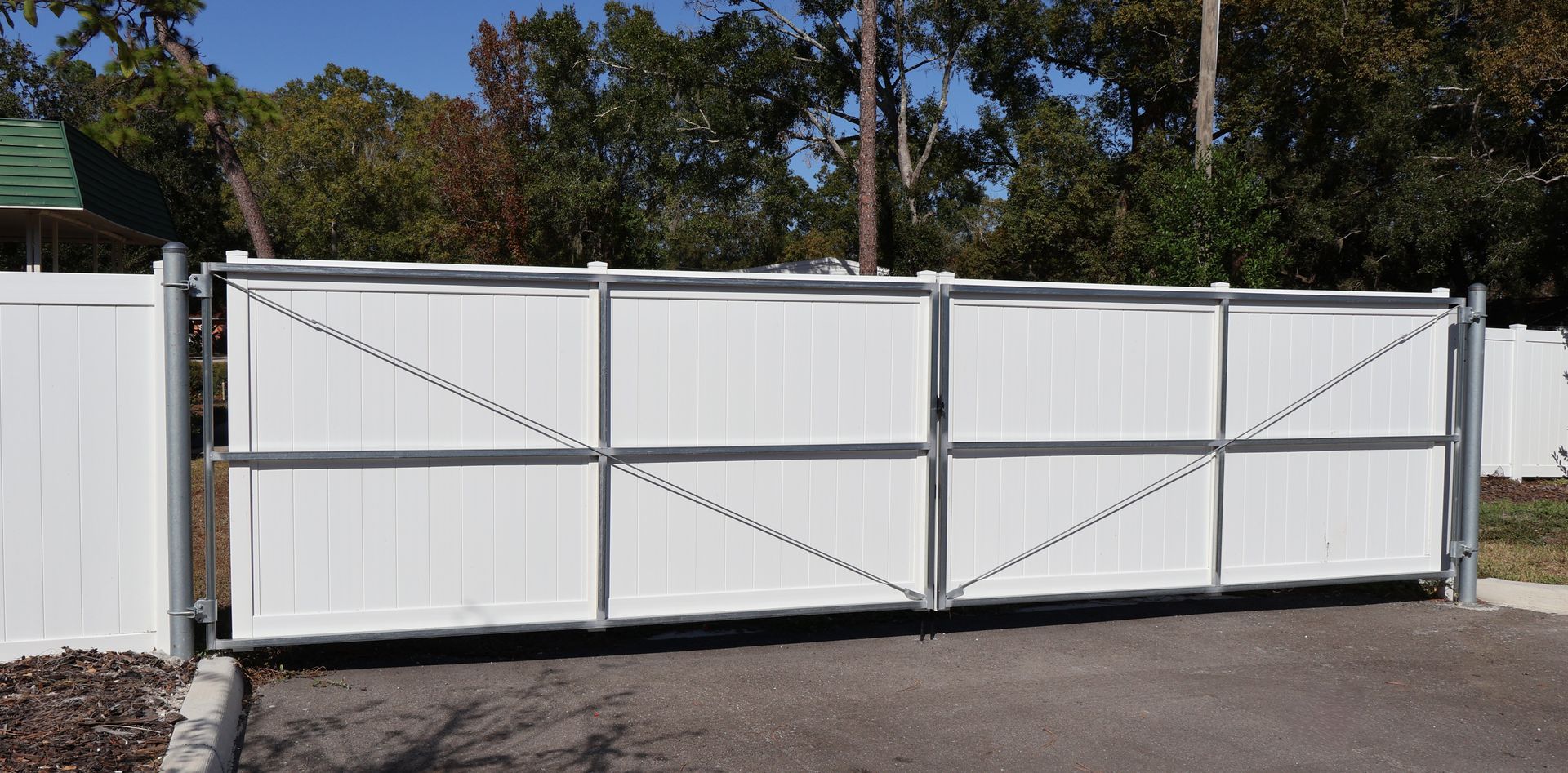 Commercial vinyl privacy fence with an automatic gate in Tampa, FL