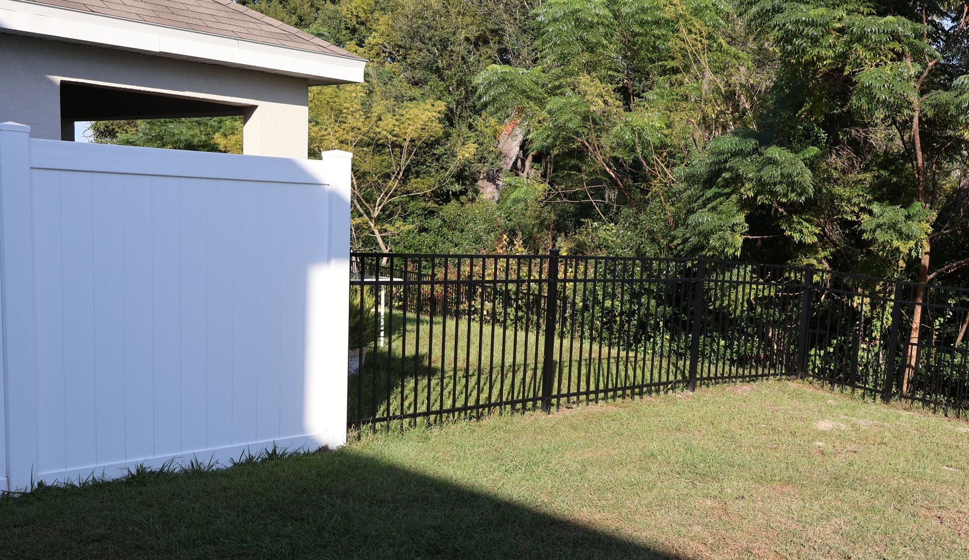 Residential vinyl privacy fence and aluminum fence installation in Tampa, FL