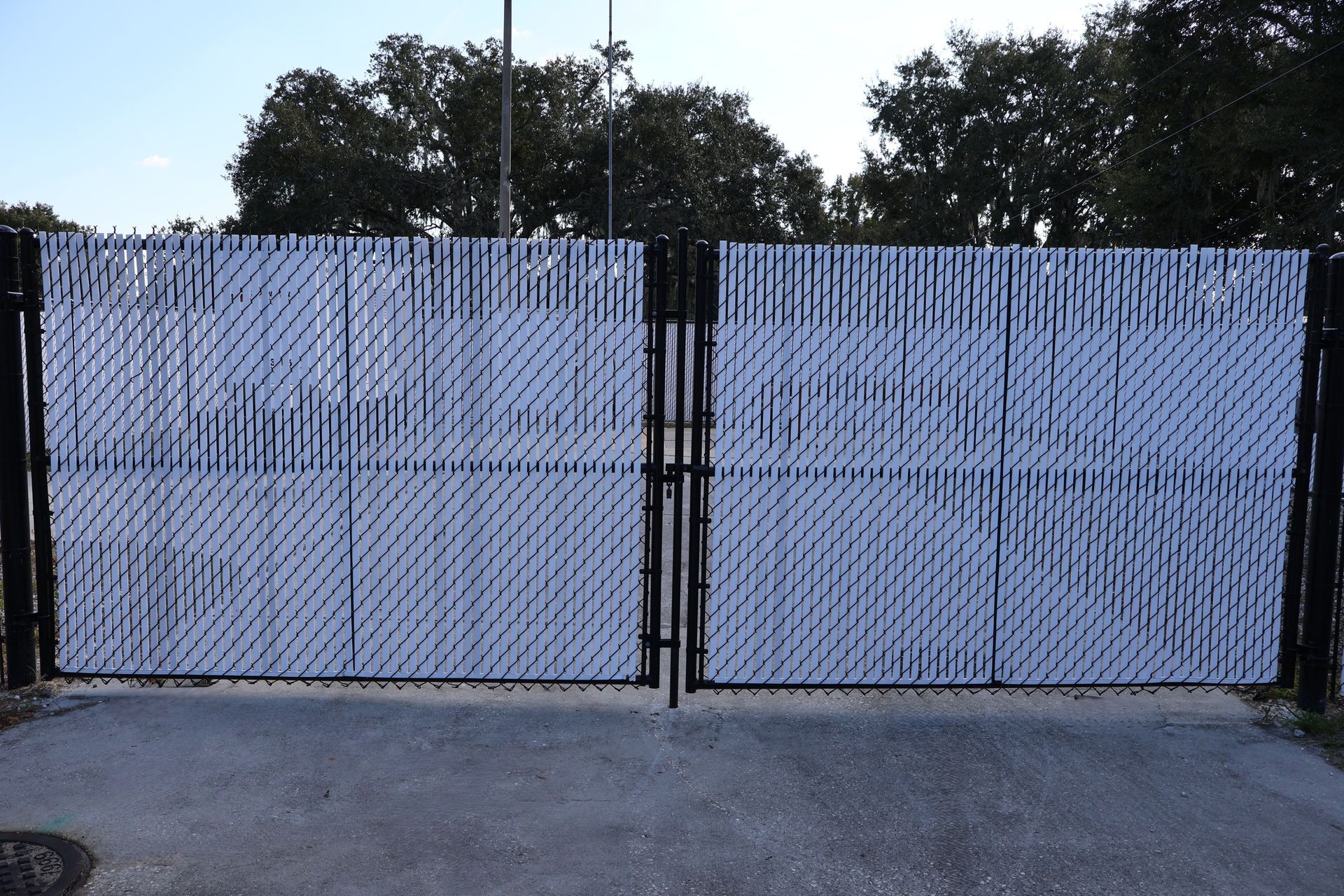 Commercial chain link and vinyl enclosure in Tampa, FL