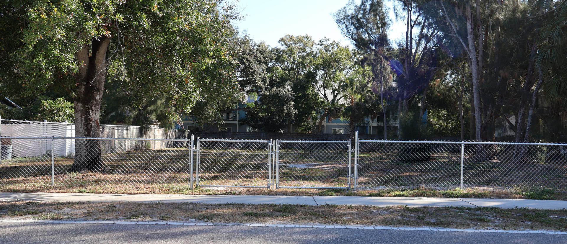 Residential chain link fence and gate installation in Tampa, FL