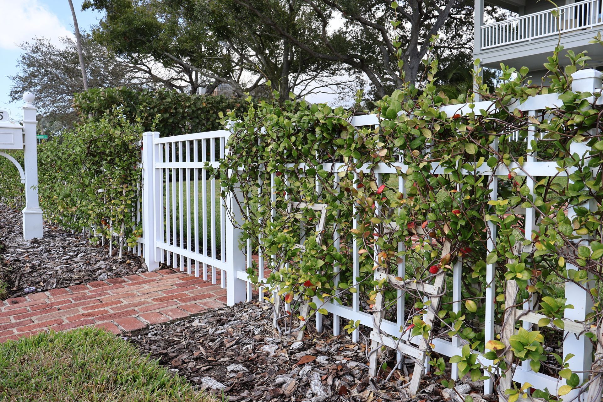 Residential PVC/Vinyl decorative fence installation in Tampa, FL