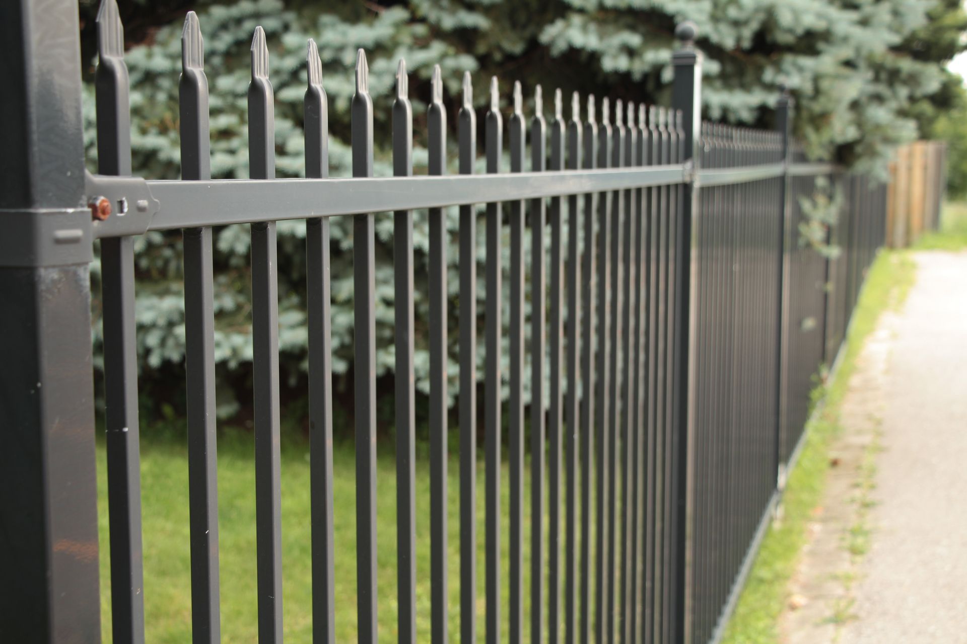 Residential spear top 2-rail aluminum fence installation in Tampa, FL