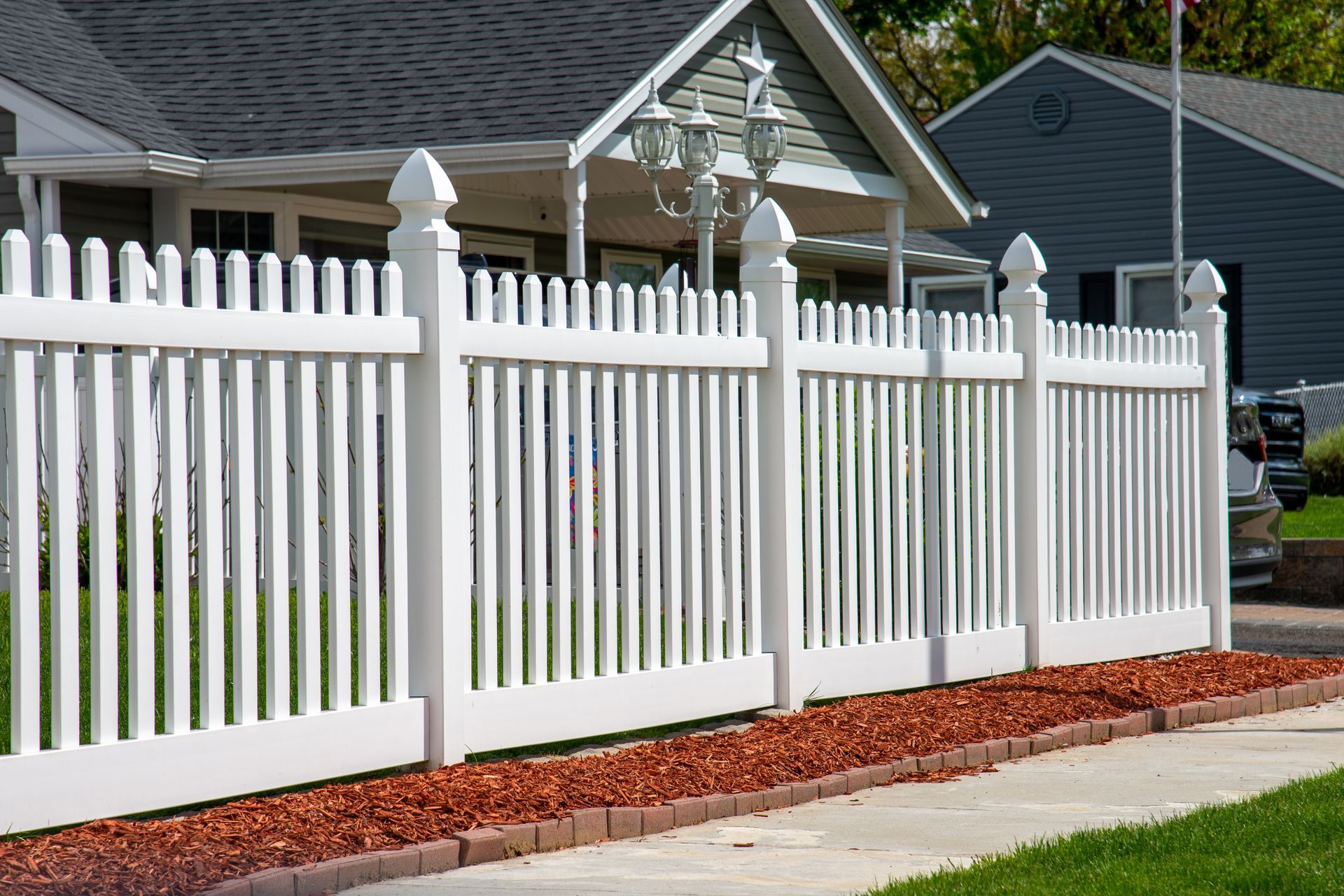 Vinyl picket fence installation in Tampa, FL