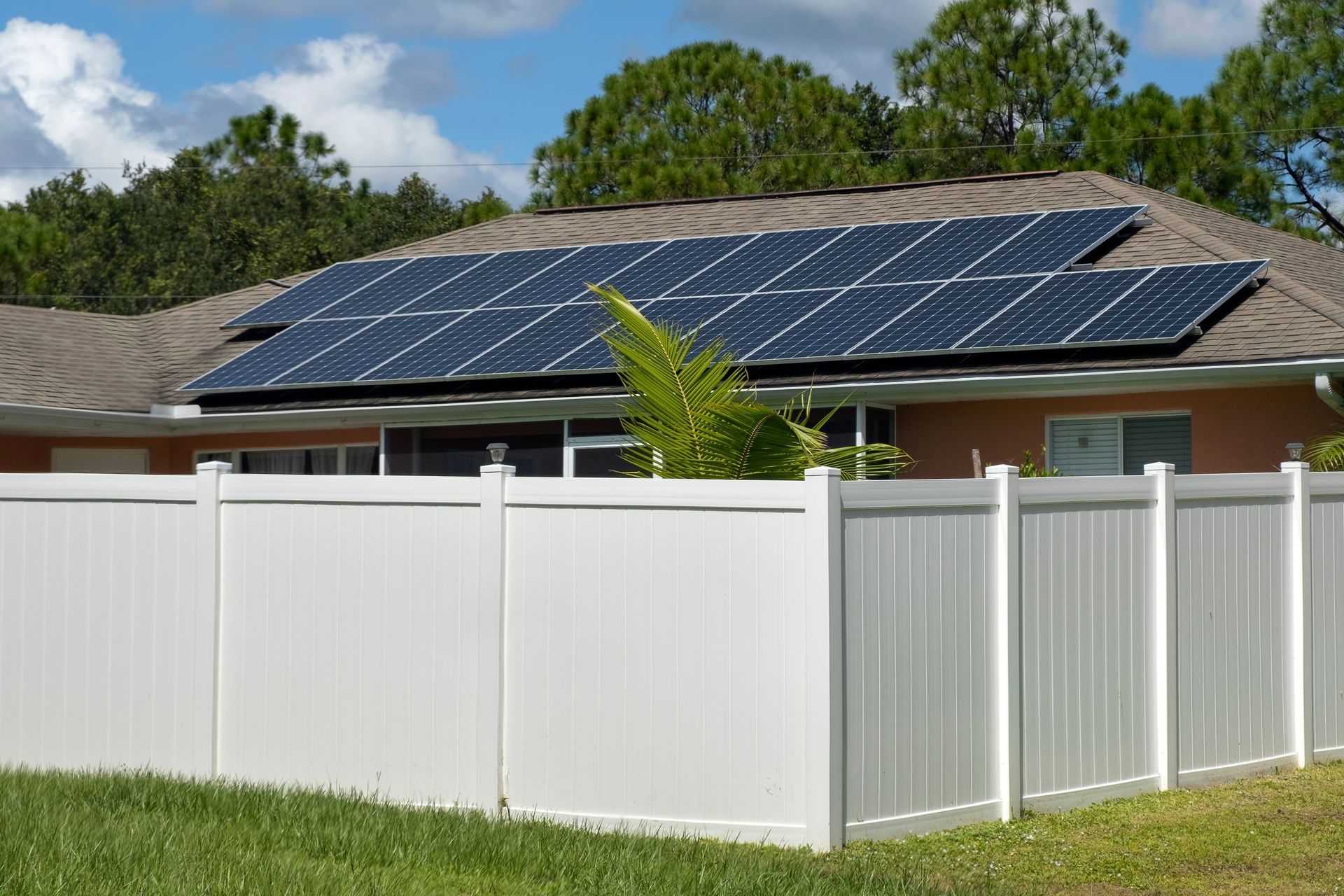 Residential white vinyl privacy fence installation in Tampa, FL