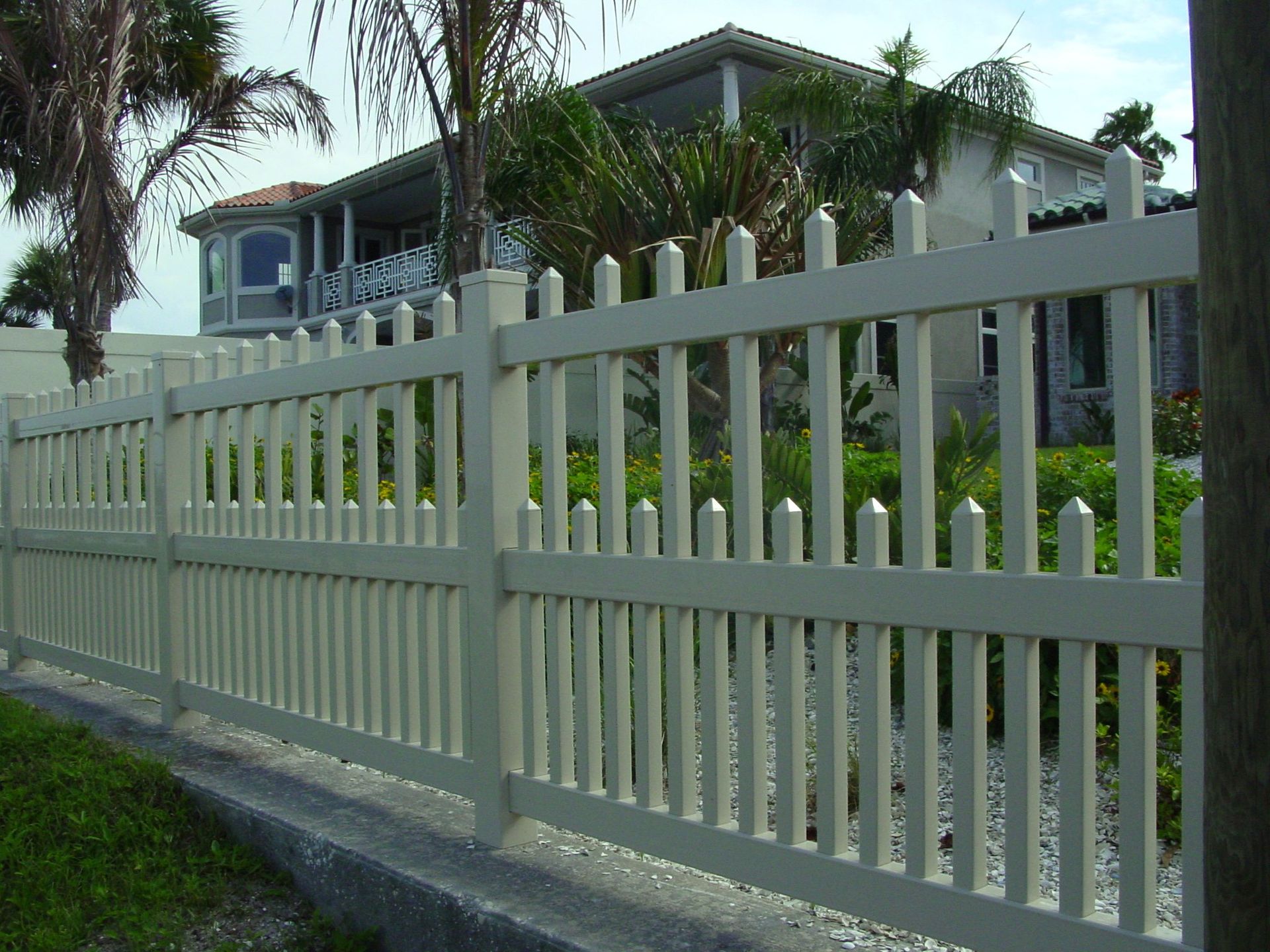 Residential PVC/Vinyl picket fence installation in Tampa, FL