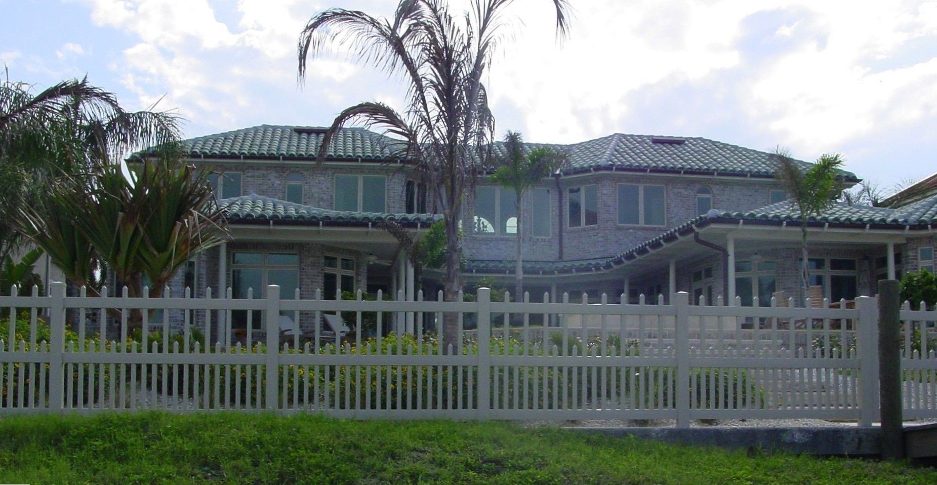Residential PVC/Vinyl picket fence installation in Tampa, FL