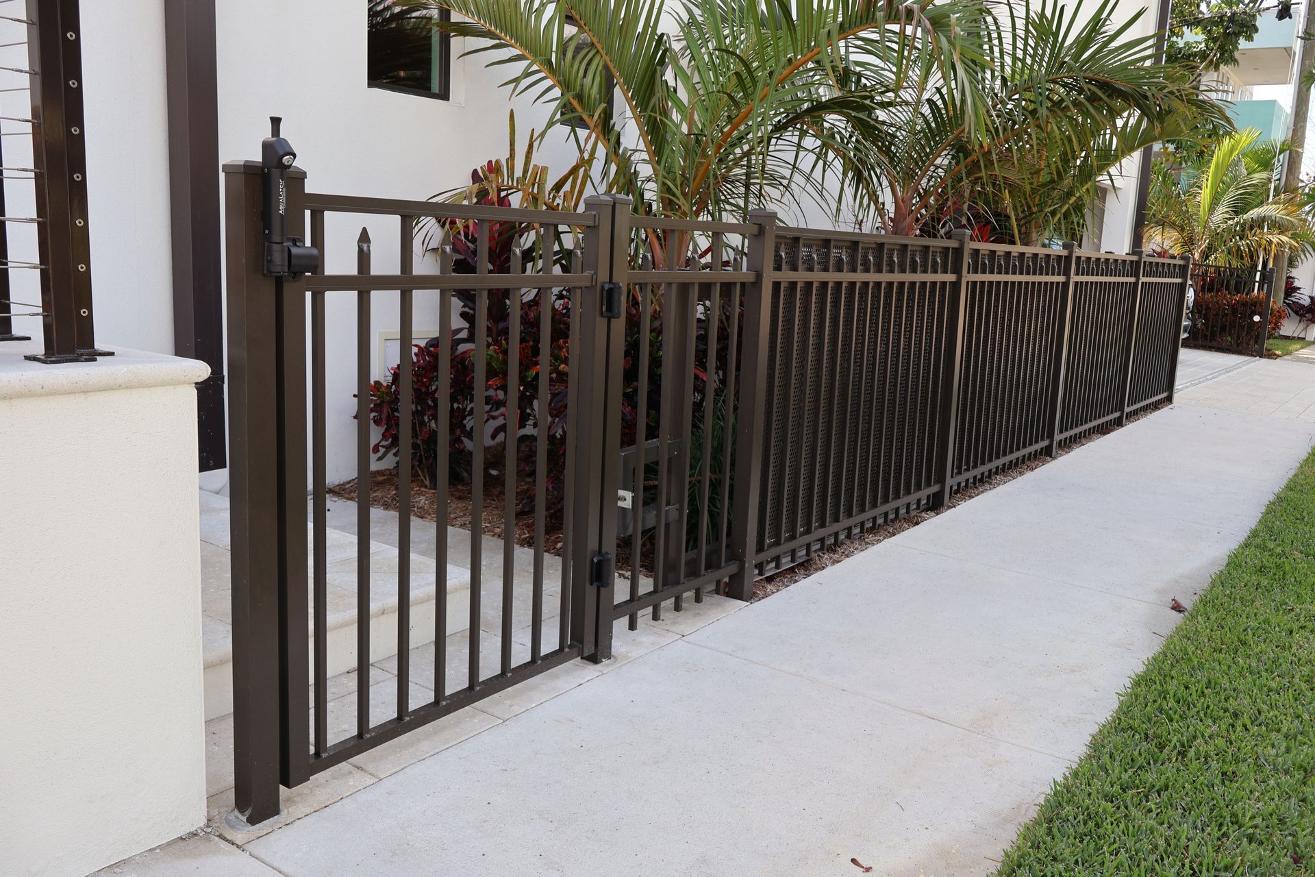 Residential aluminum fence installation in Brandon, FL