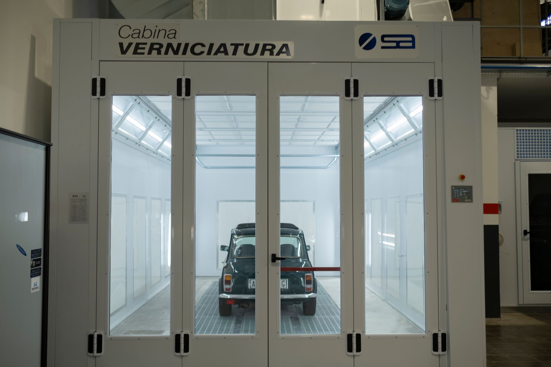 macchina dentro la cabina di verniciatura