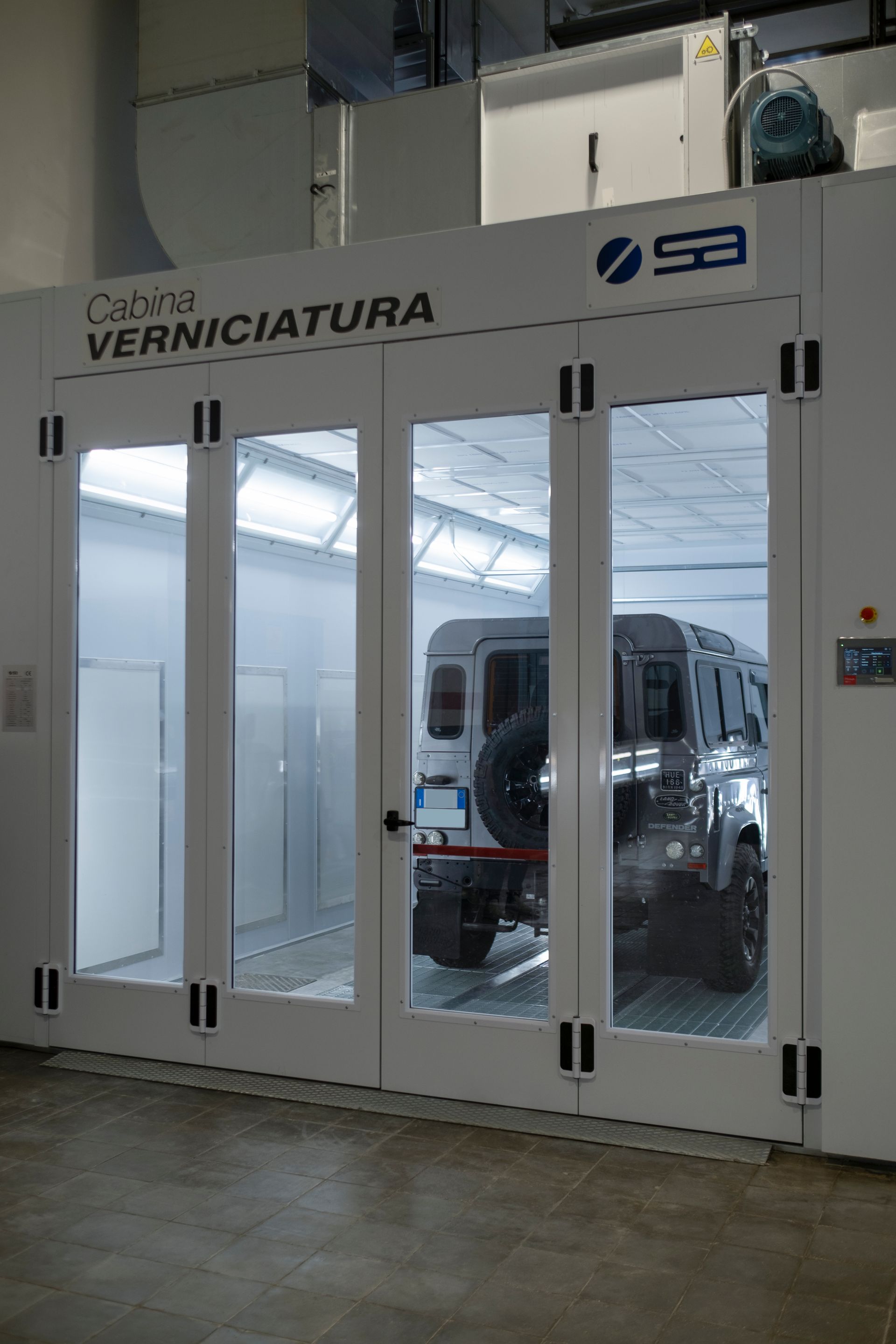 macchina dentro cabina di verniciatura
