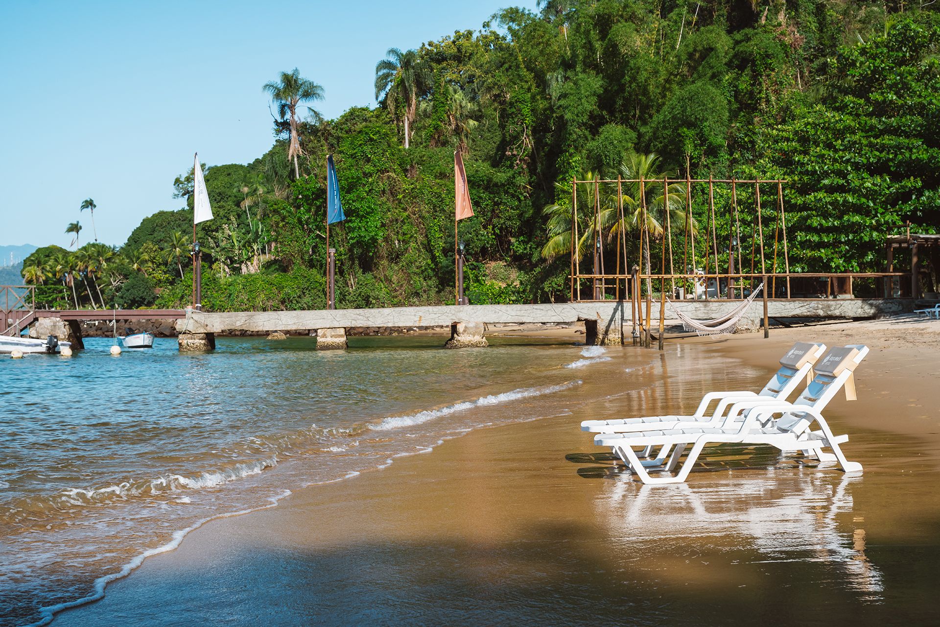 espreguiçadeiras em frente ao mar day pass angra beach hotel