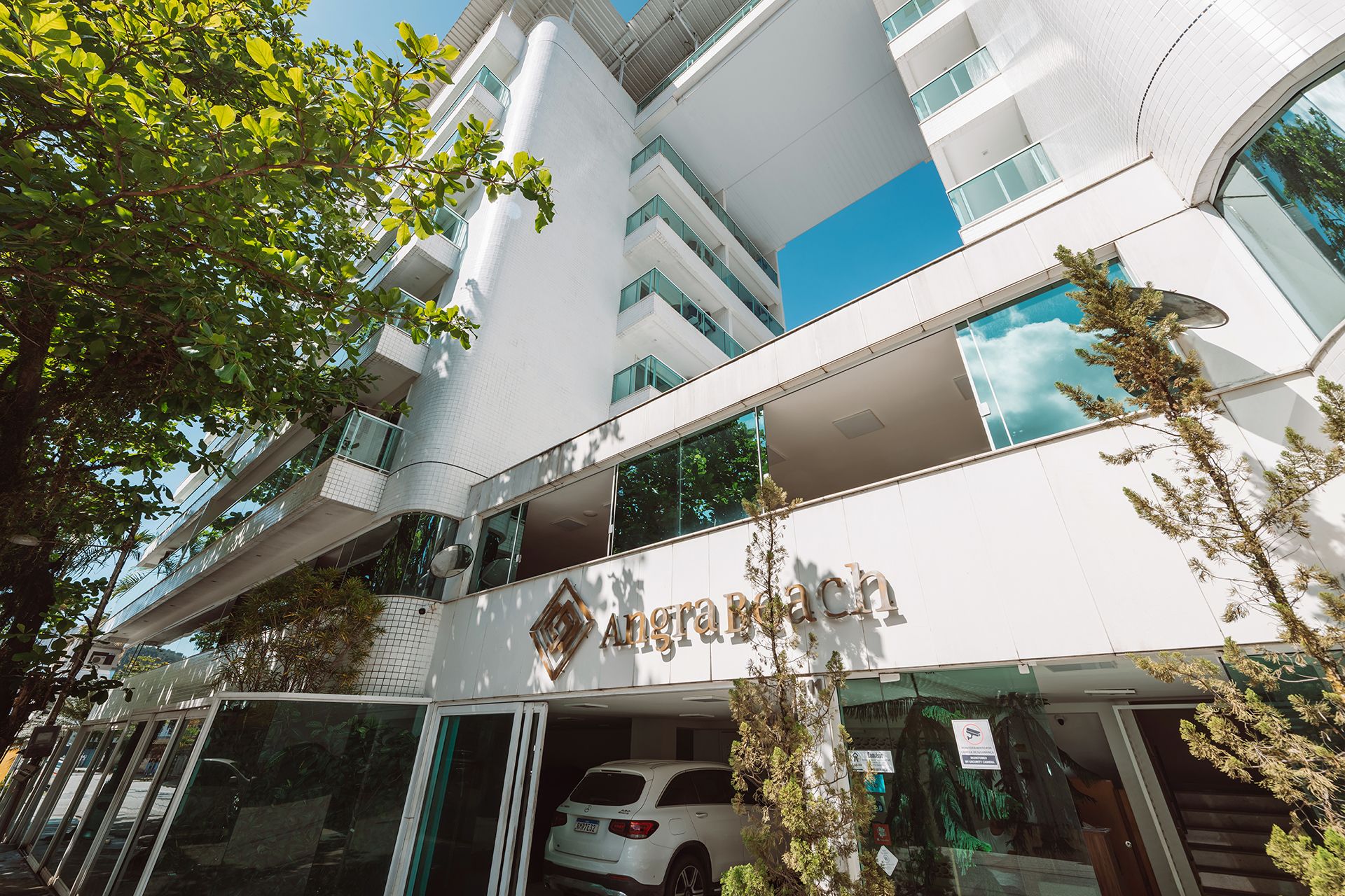 fachada do angra beach hotel