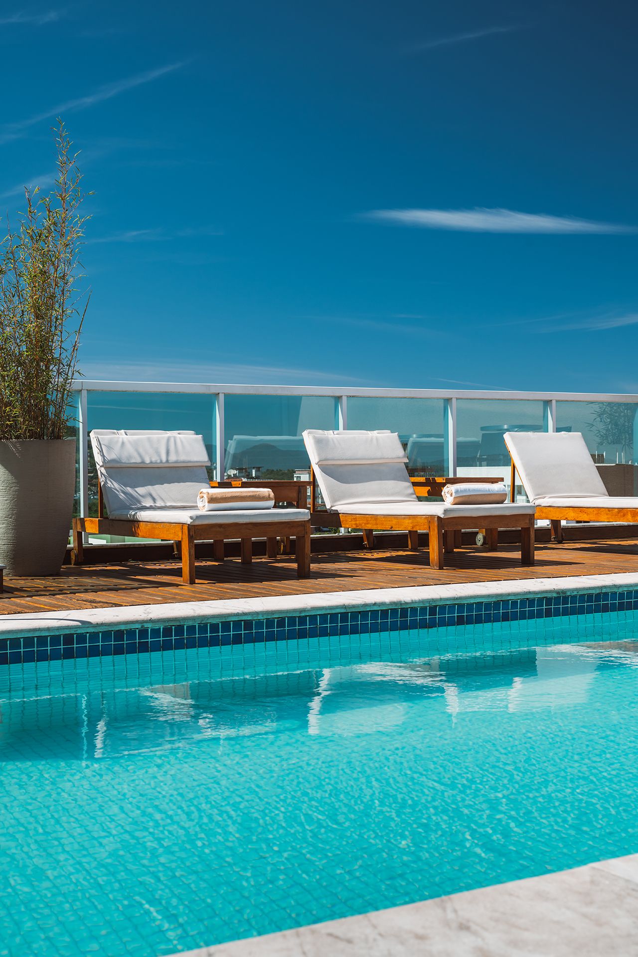 espreguiçadeiras piscina novo angra beach