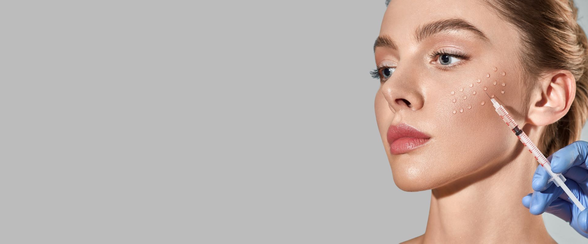 Eine Frau bekommt eine Botox-Injektion ins Gesicht.