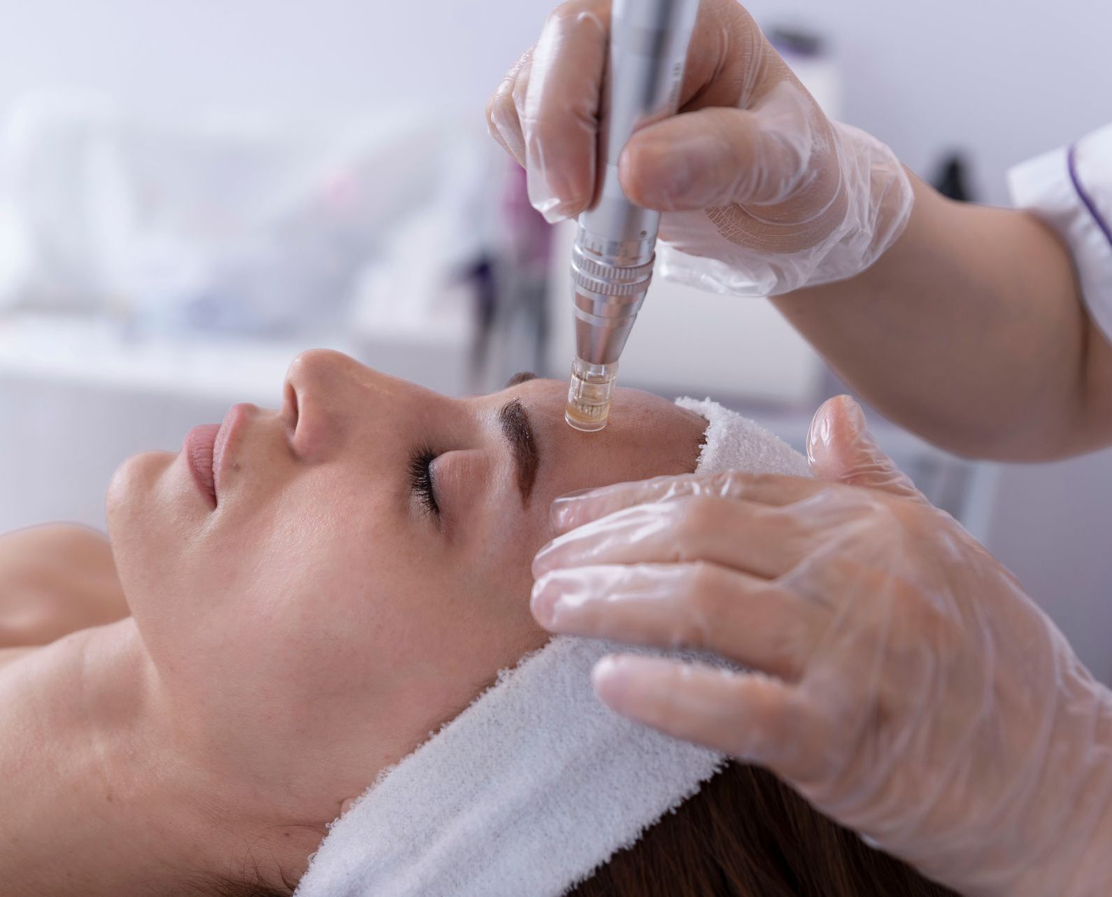 Eine Frau bekommt in einem Schönheitssalon eine Gesichtsbehandlung.
