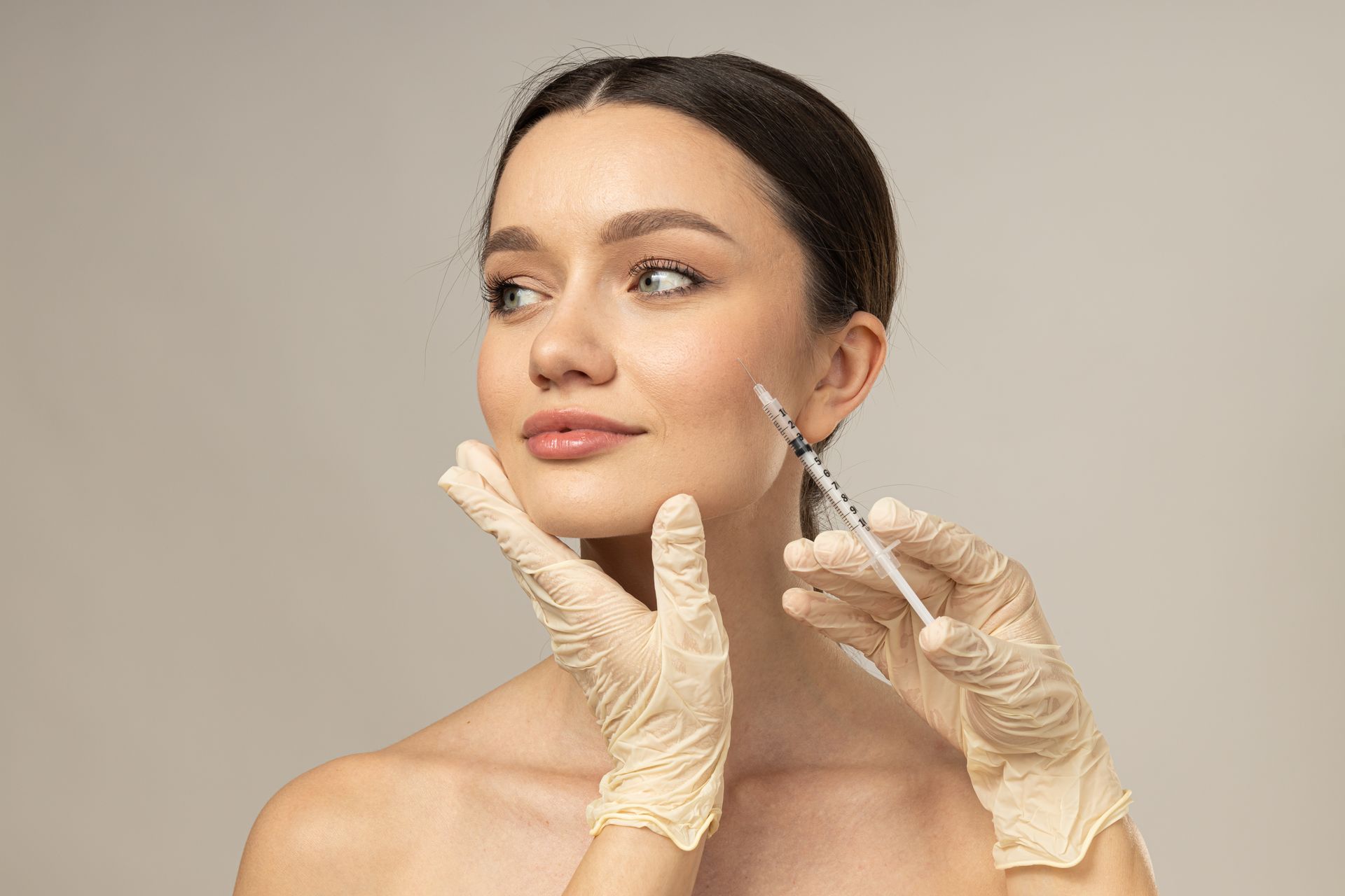 Eine Frau bekommt eine Botox-Injektion ins Gesicht.