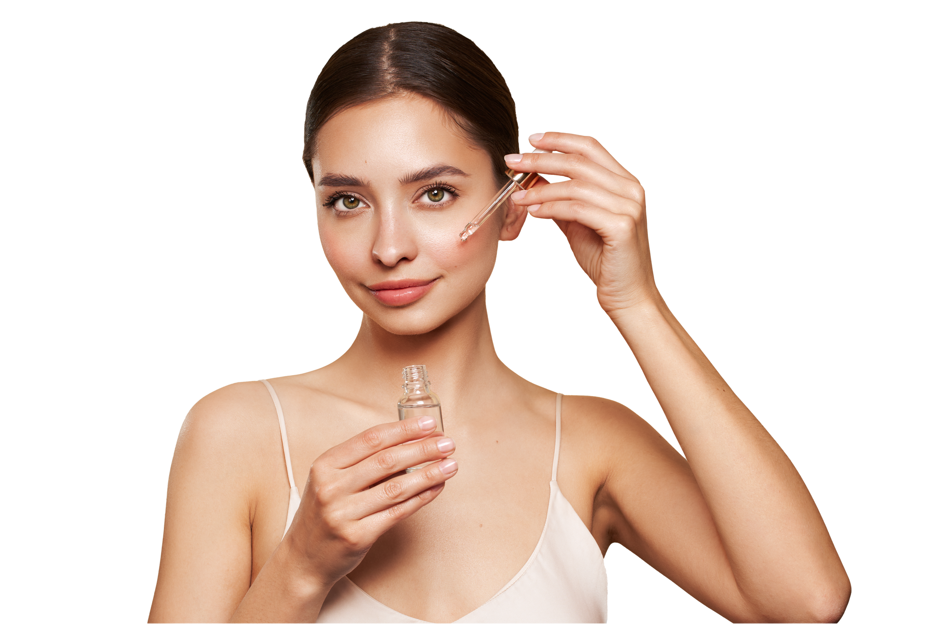 Eine Frau trägt mit einer Pipette ein Serum auf ihr Gesicht auf.