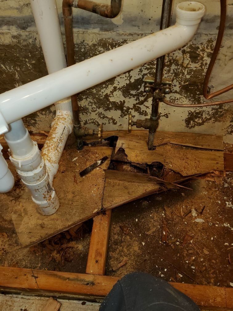 The supply line pictured here is cracked right across the middle.