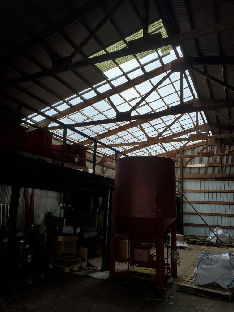 A warehouse with a roof that has a lot of windows