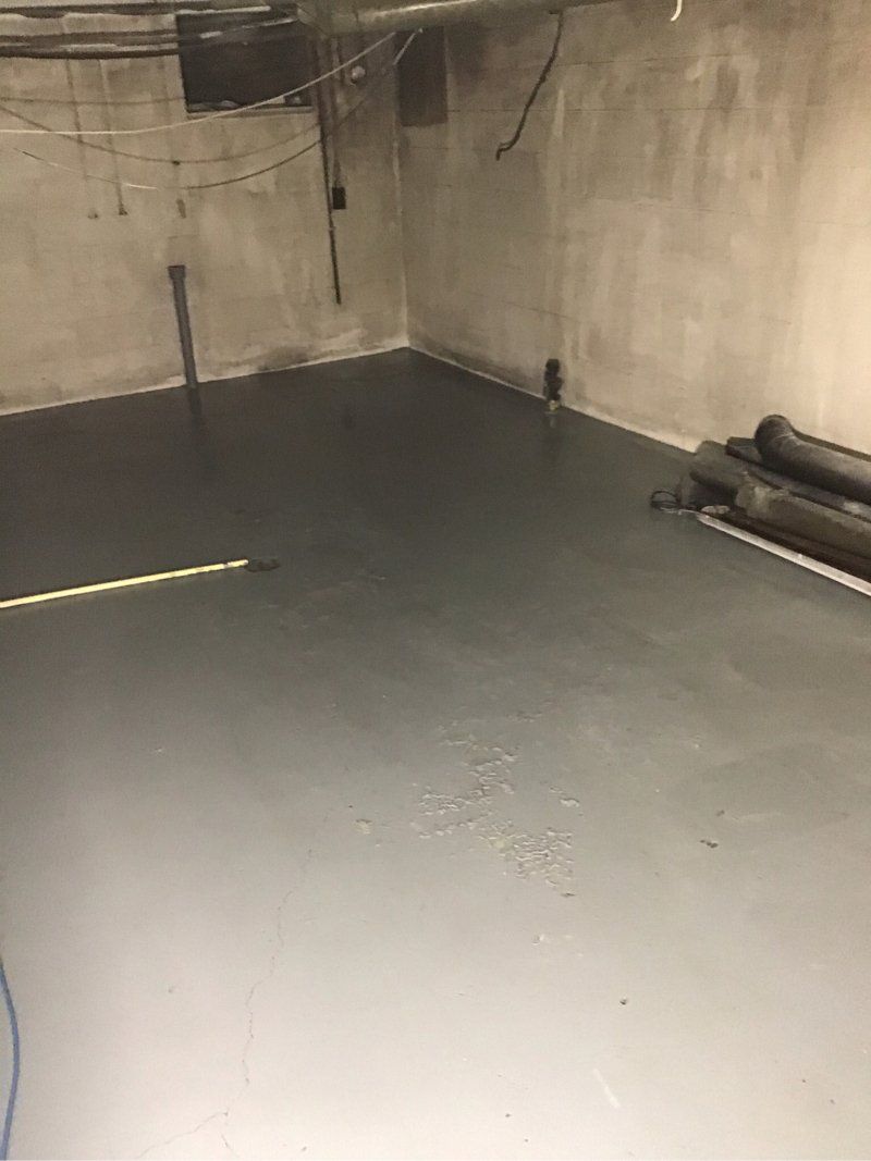 A room with a gray floor and a gray wall.