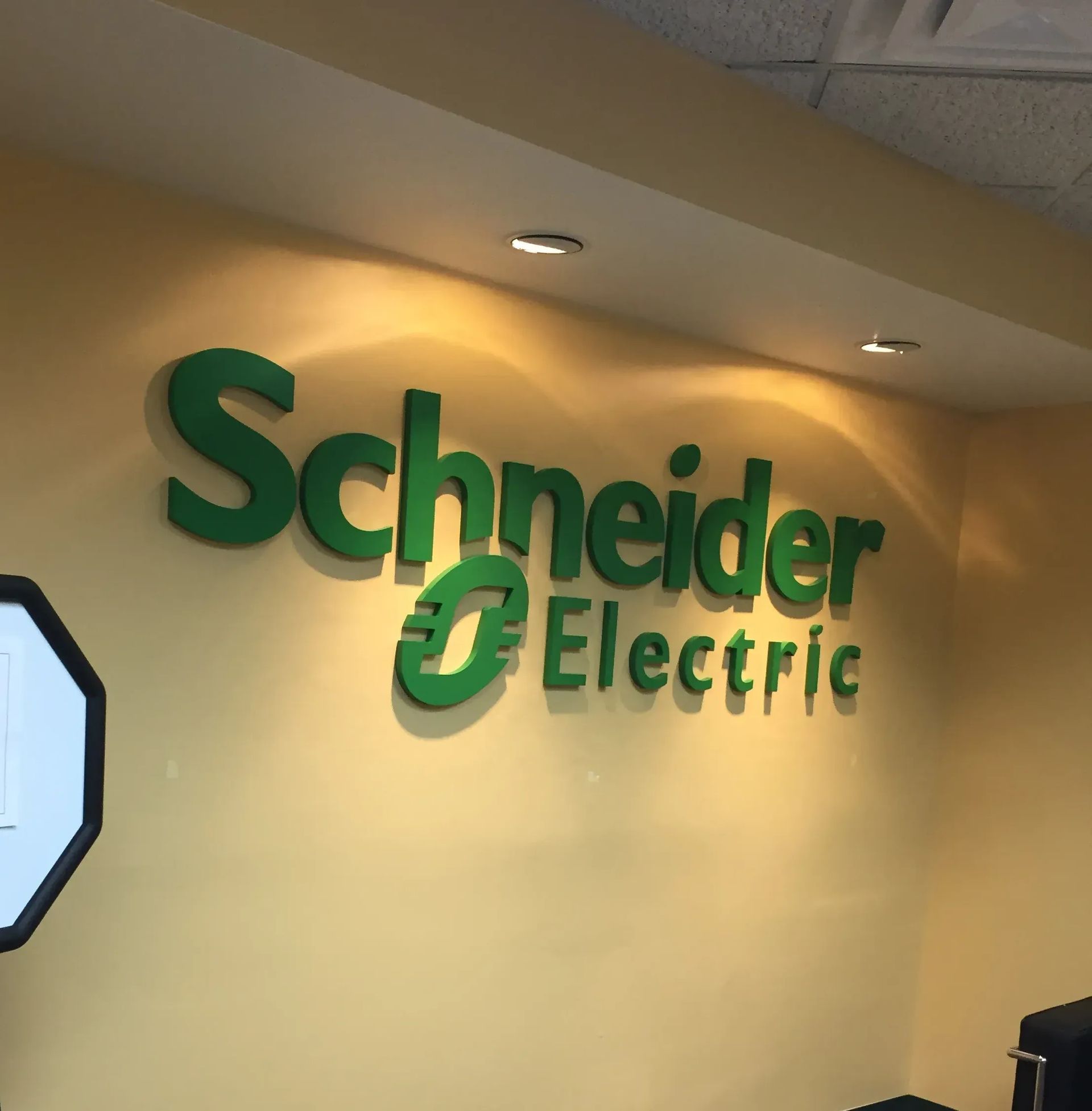 A sign that says schneider electric on it