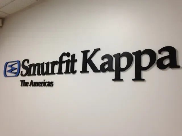 A sign that says ' smurfit kappa the americas ' on it