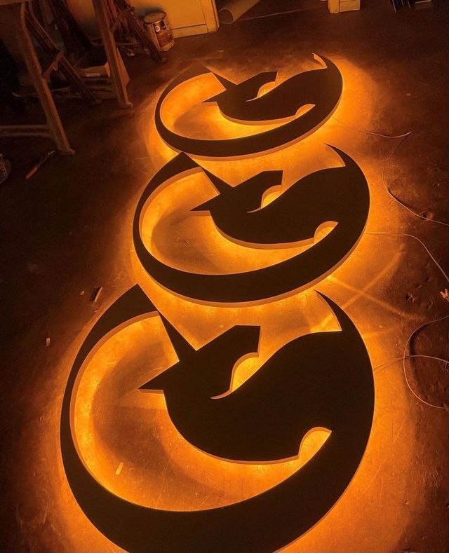 The letters g and g are glowing in the dark