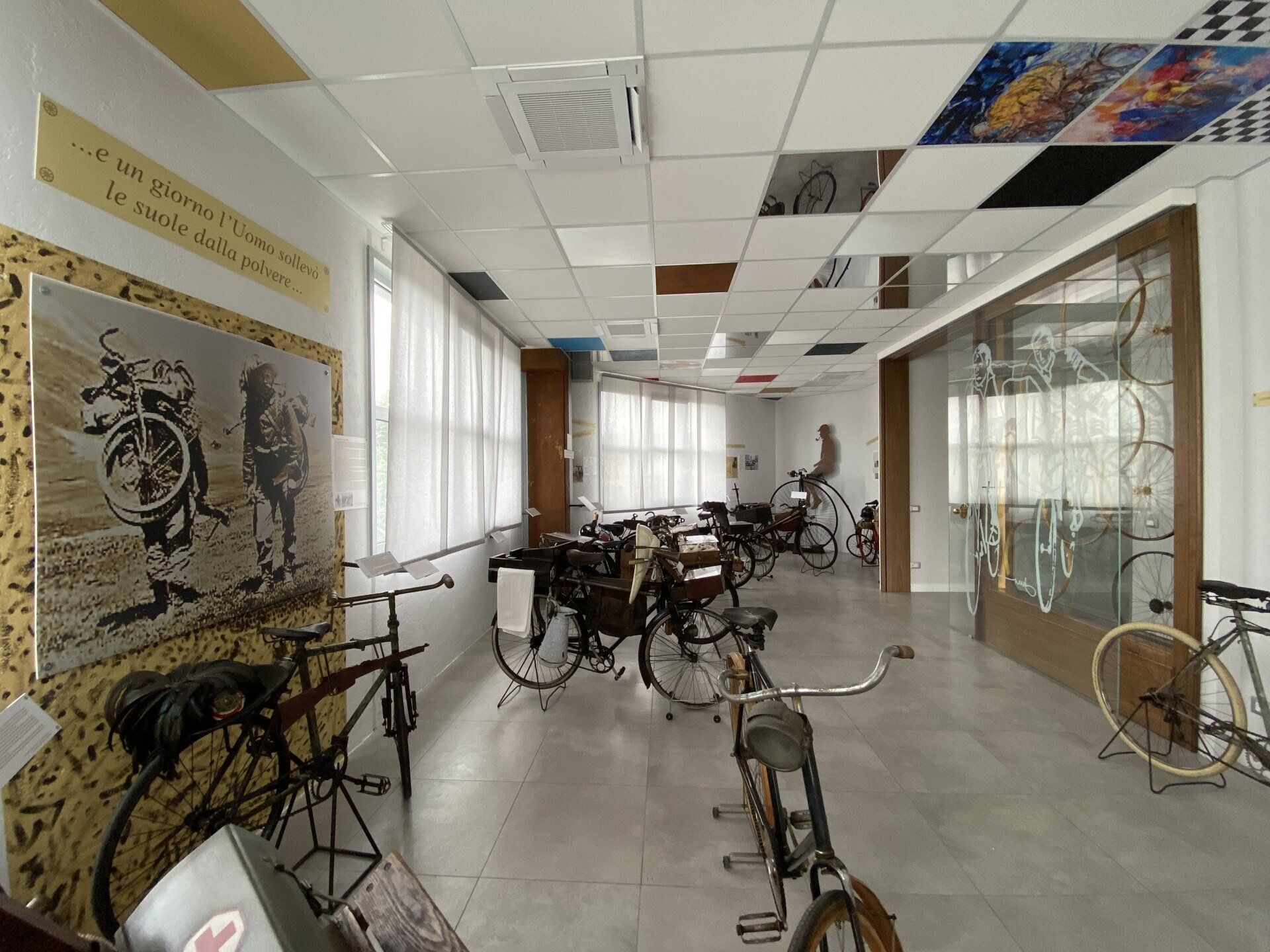 biciclette d'epoca e fotografie incorniciate