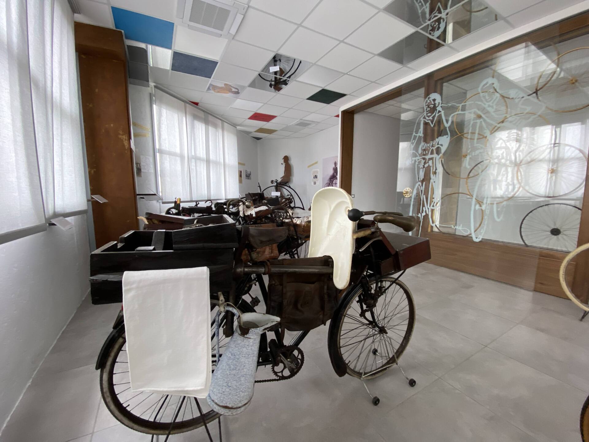 bicicletta d'epoca dotata di custodia in pelle e sella bianca
