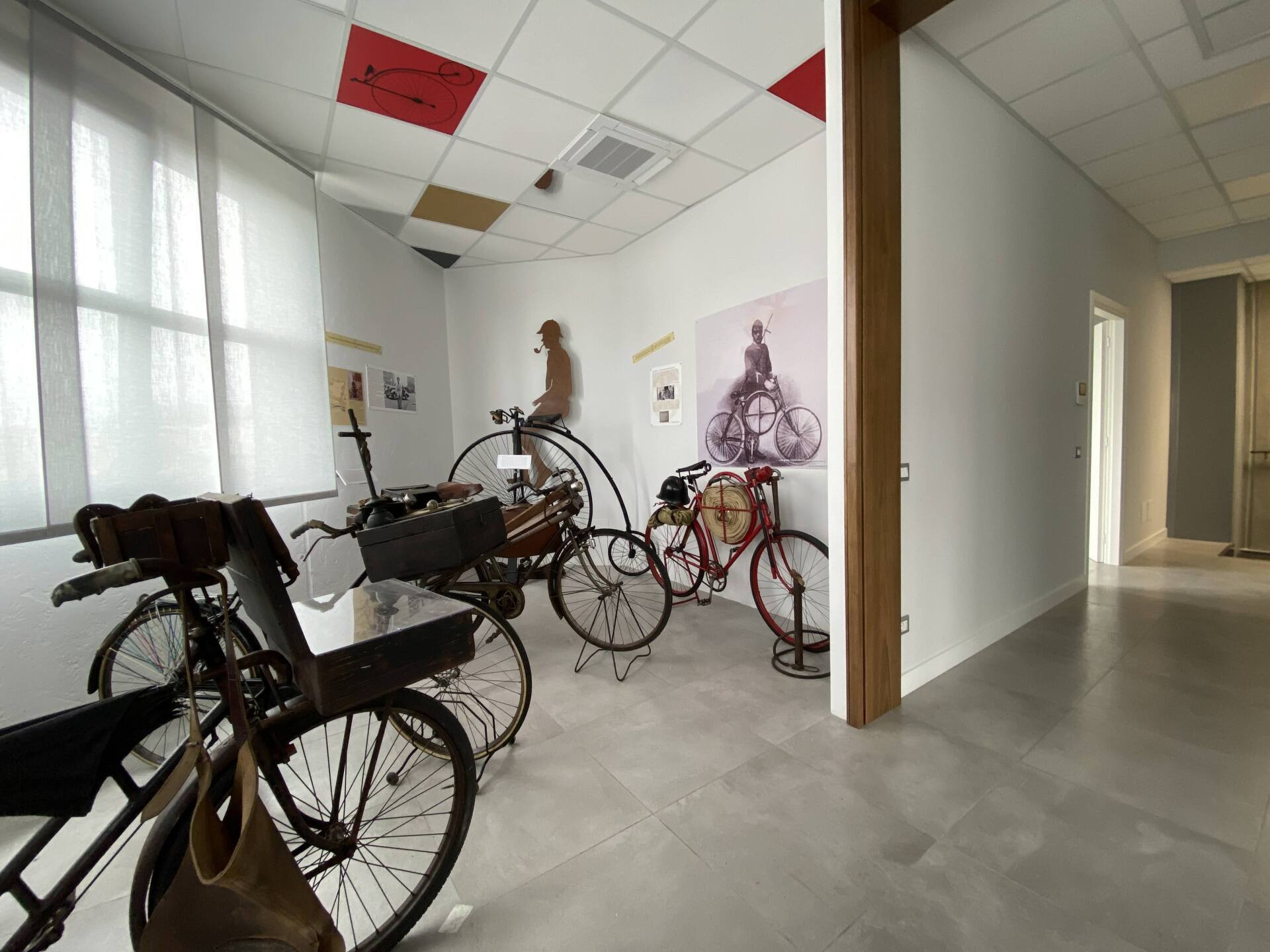stanza che ospita una collezione di biciclette d'epoca