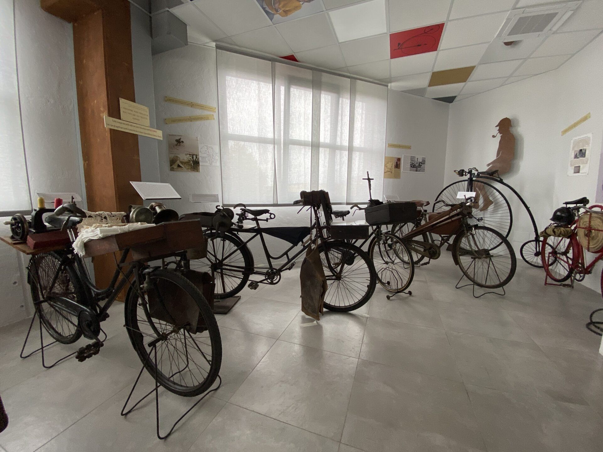 diverse biciclette d'epoca esposte su dei supporti