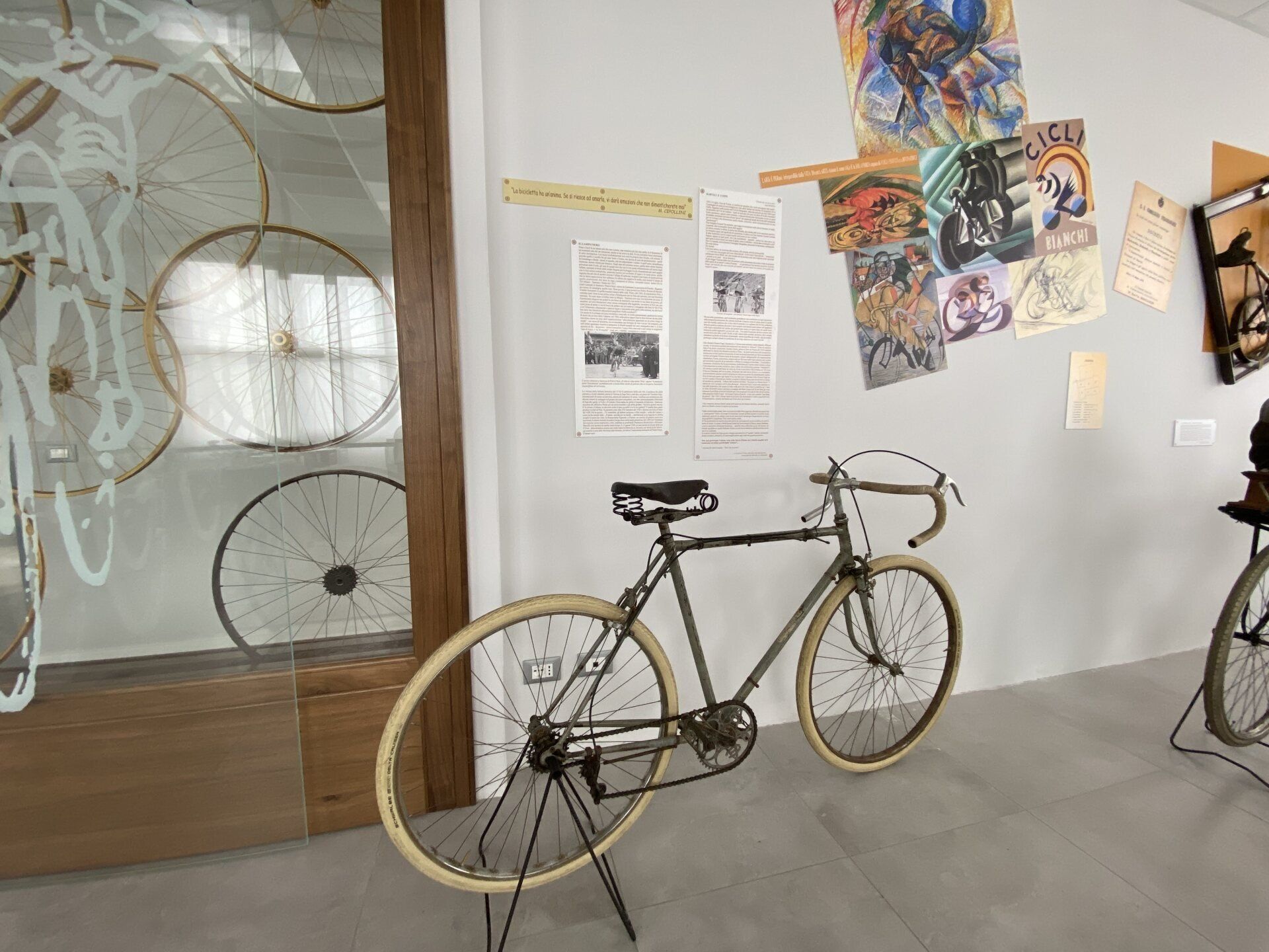 bicicletta d'epoca in ferro su un piedistallo