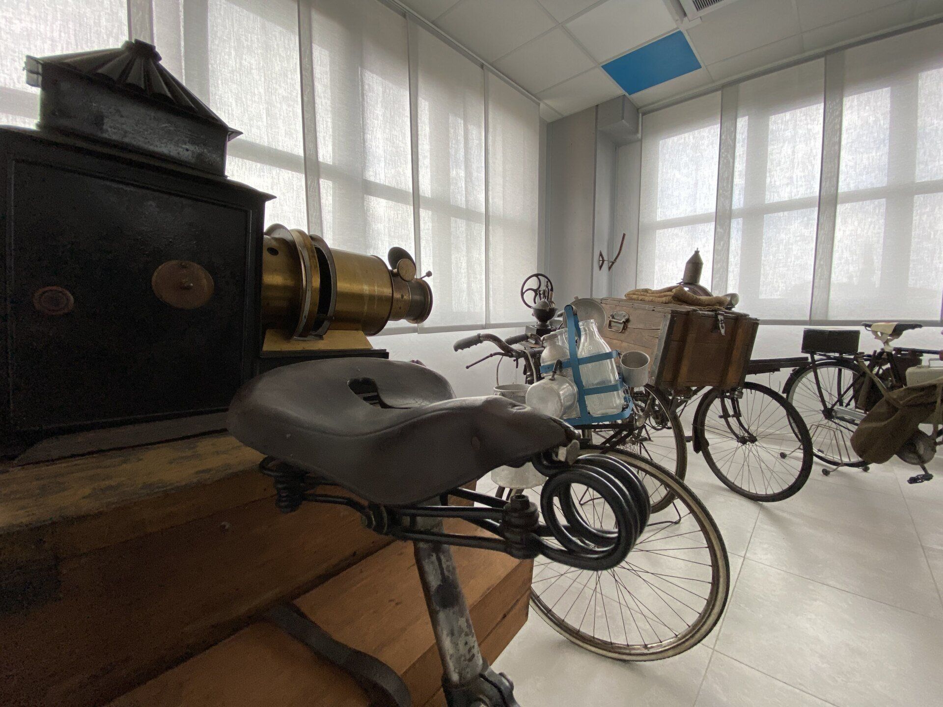 stanza con biciclette d'epoca e un proiettore antico