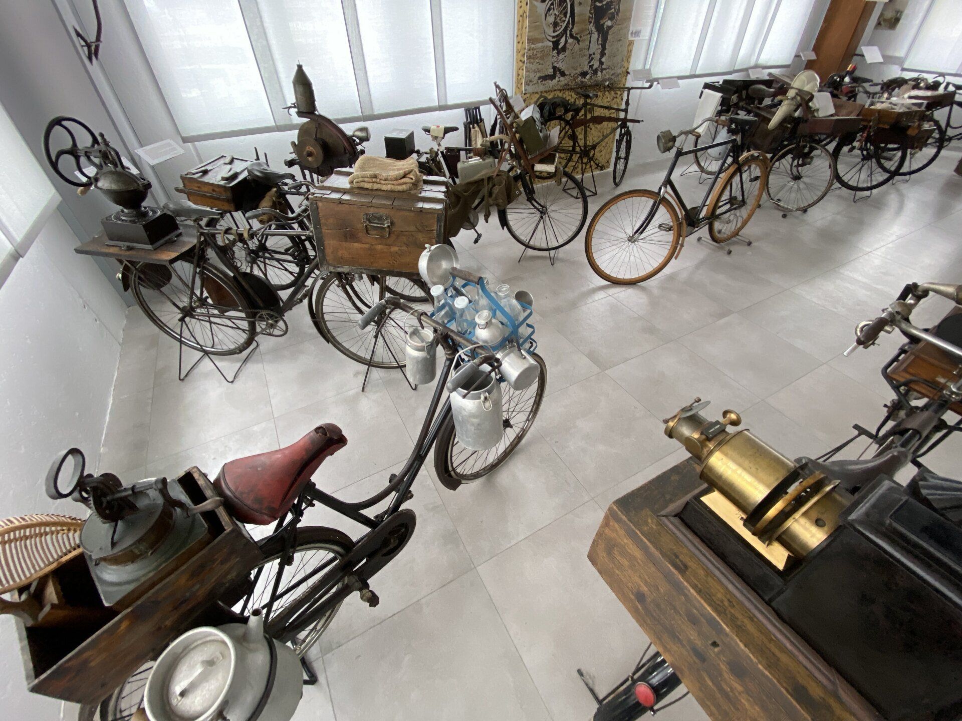 stanza che espone una collezione di biciclette d'epoca in metallo