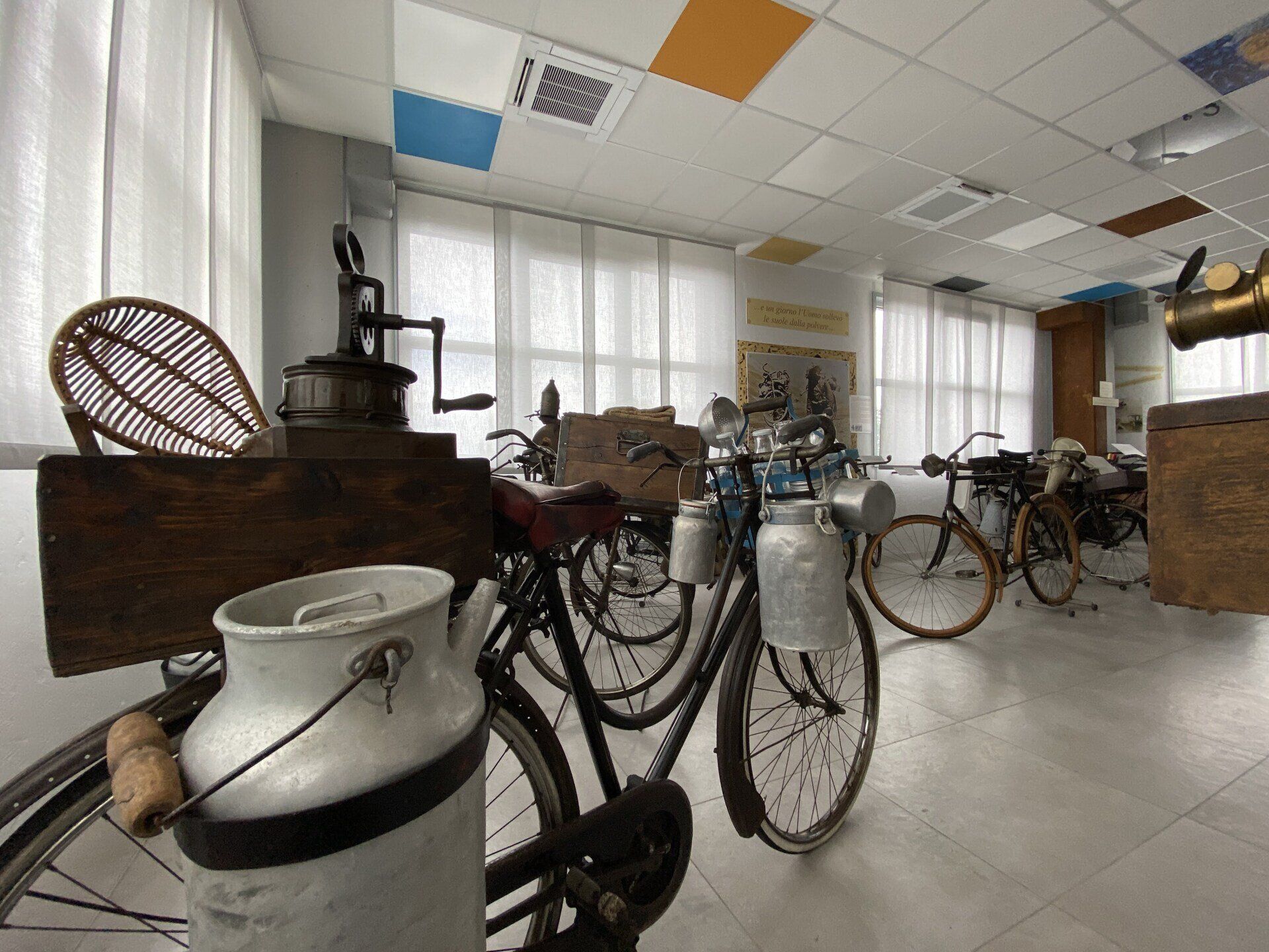 esposte biciclette d'epoca dotate con bidoni del latte in metallo