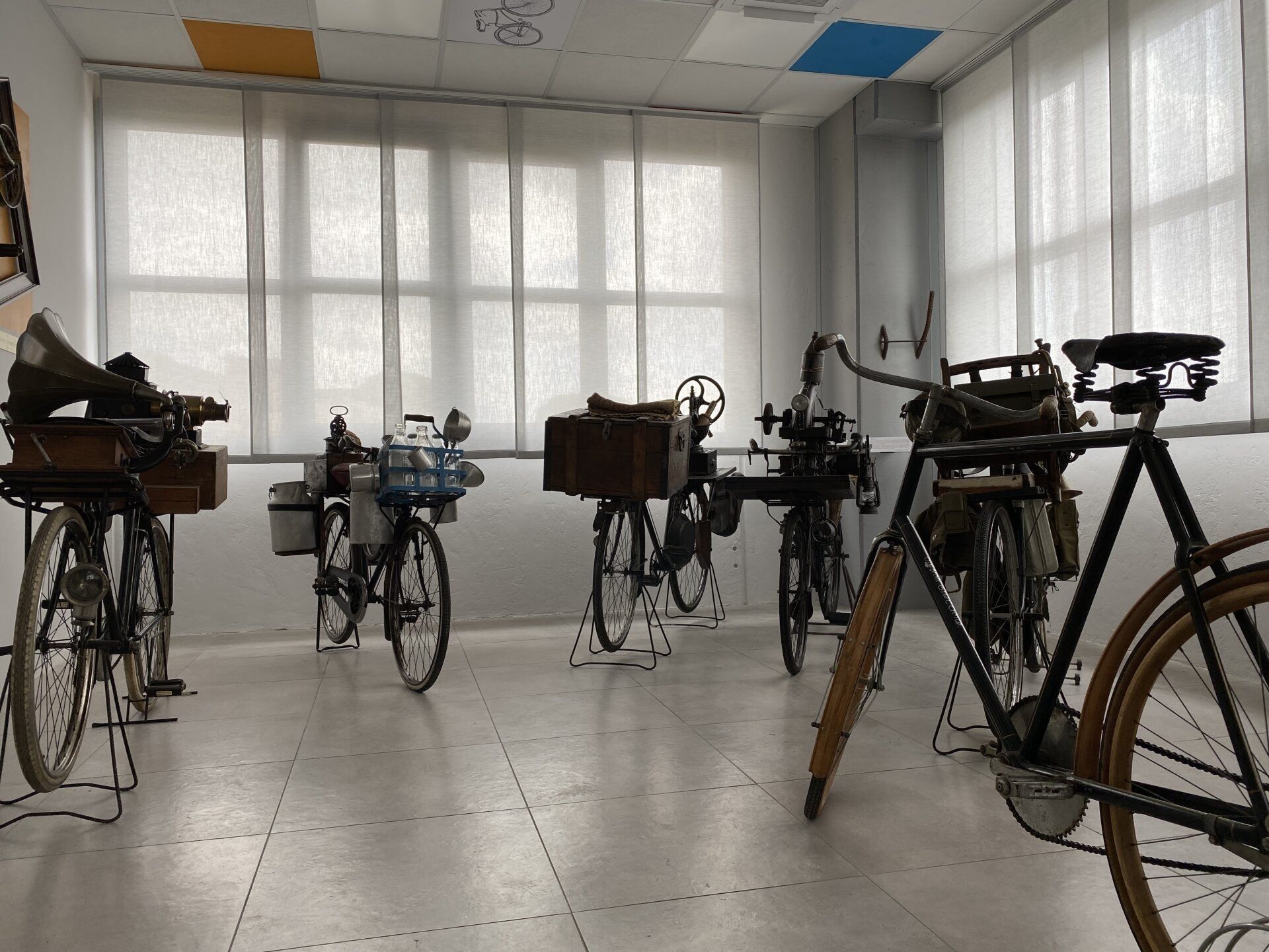 stanza contenente cinque biciclette d'epoca
