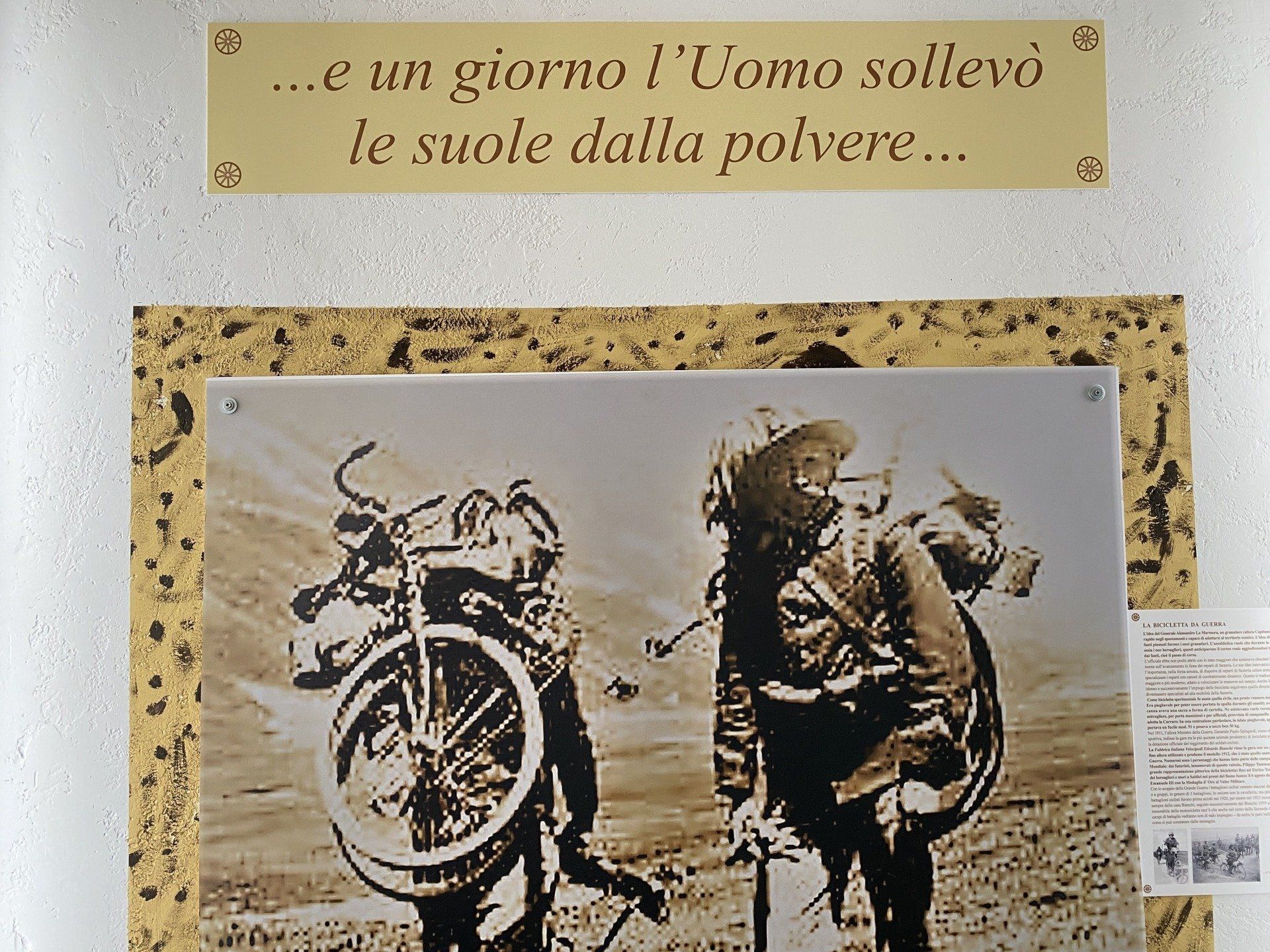 rappresentazione storica che mostra due figure che trasportano biciclette sulle spalle