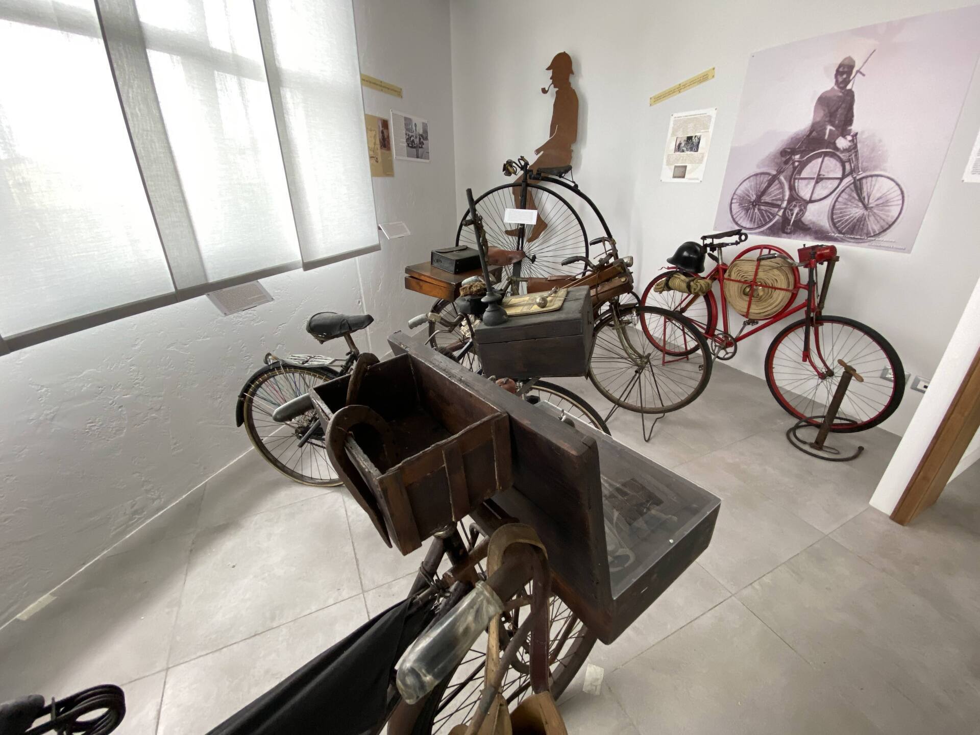 mostra museale con diverse biciclette d'epoca