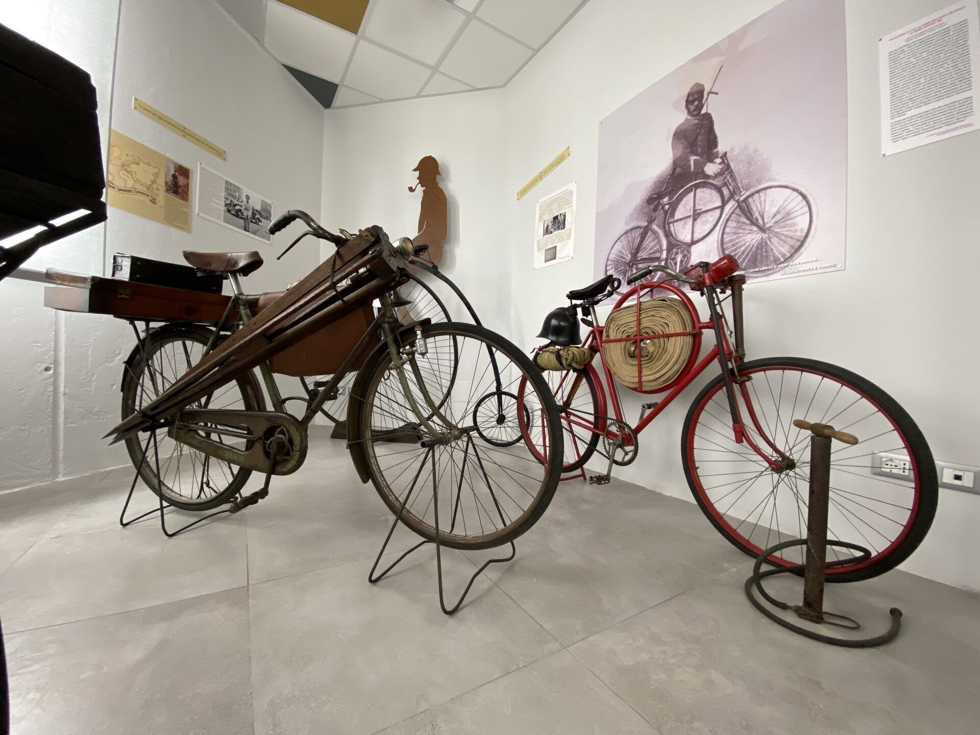 esposizione di biciclette in ferro