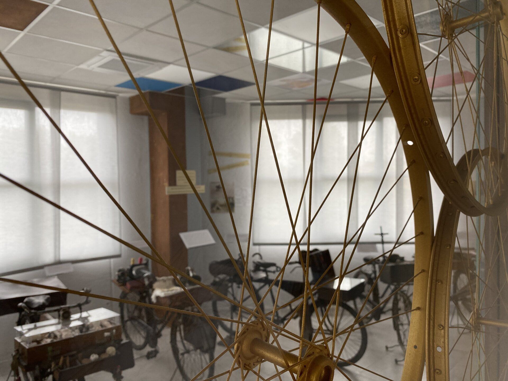ruota di bicicletta color oro in primo piano
