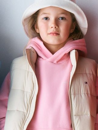 Bambina vestita alla moda scarpe