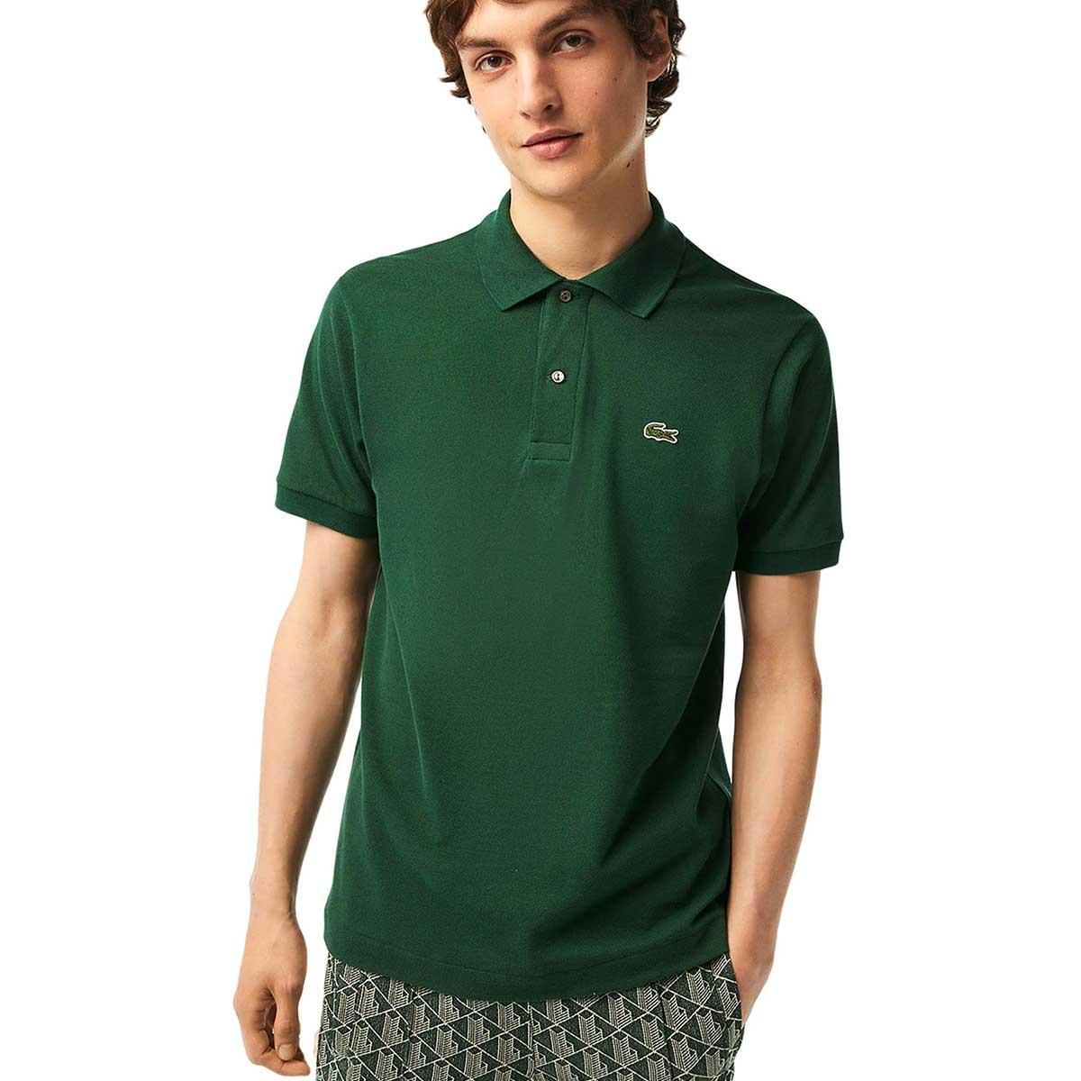 Uomo con t-shirt