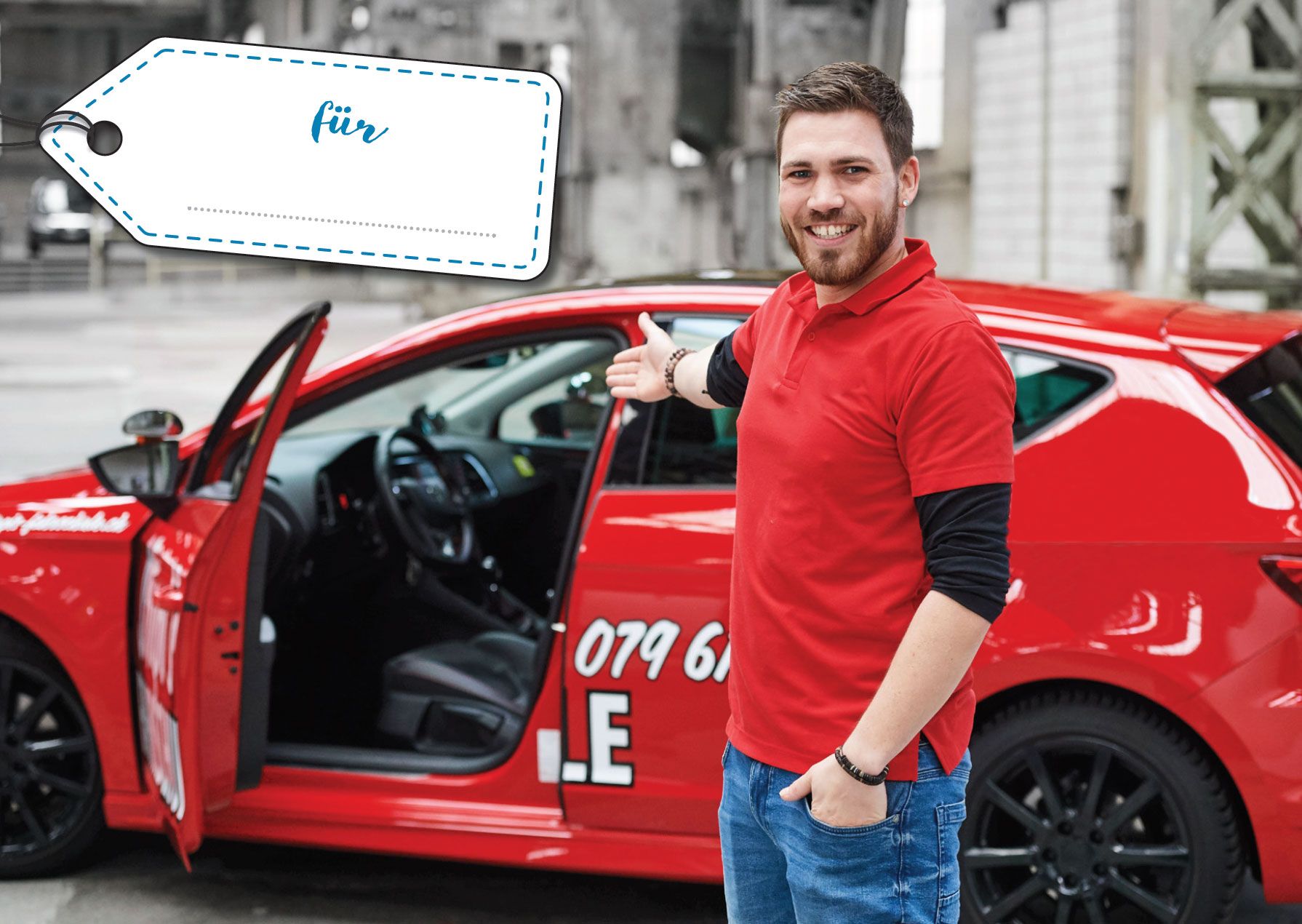 Ein Mann in einem roten Hemd steht neben einem roten Auto mit offener Fahrertür und zeigt mit der Hand in das Auto.