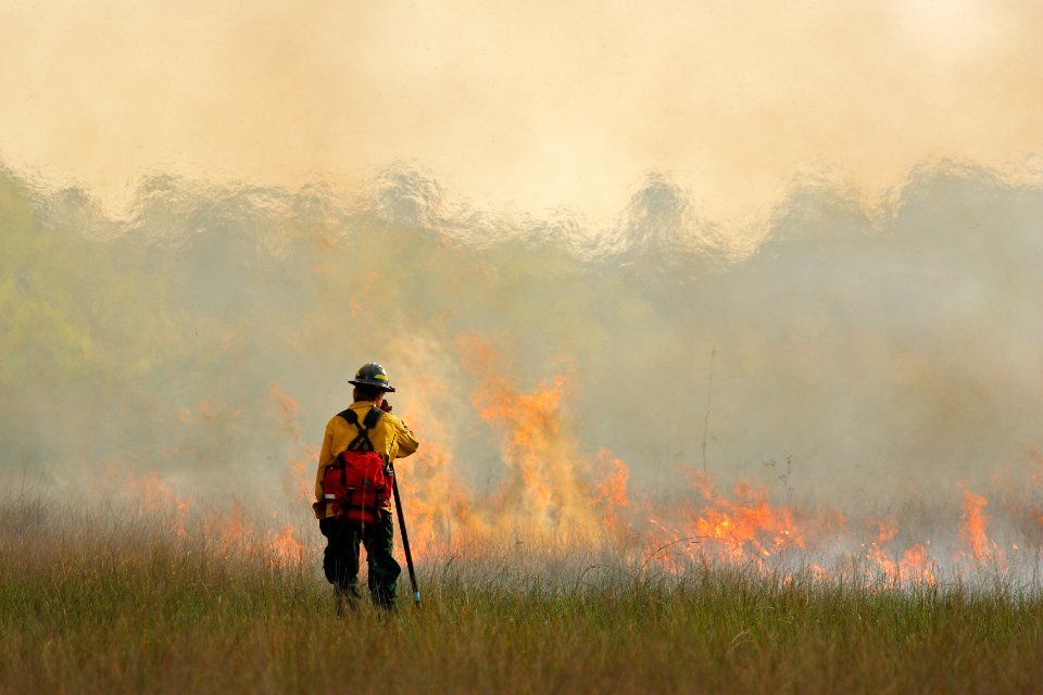 Uomo con dispositivi di protezione antincendio