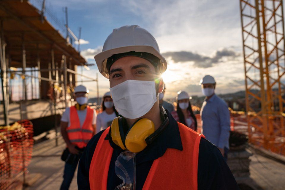 Lavoratori con materiale antinfortunistico