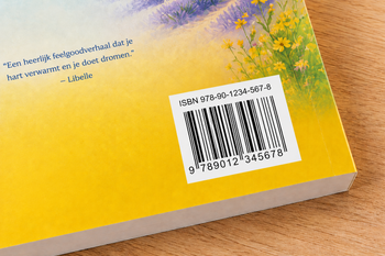 Boekcover met gele verloopachtergrond, barcode en kleine tekst op een houten ondergrond.
