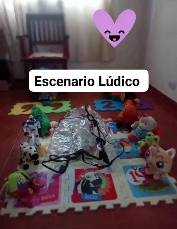Juguetes y baldosas de espuma en el suelo, rotulados