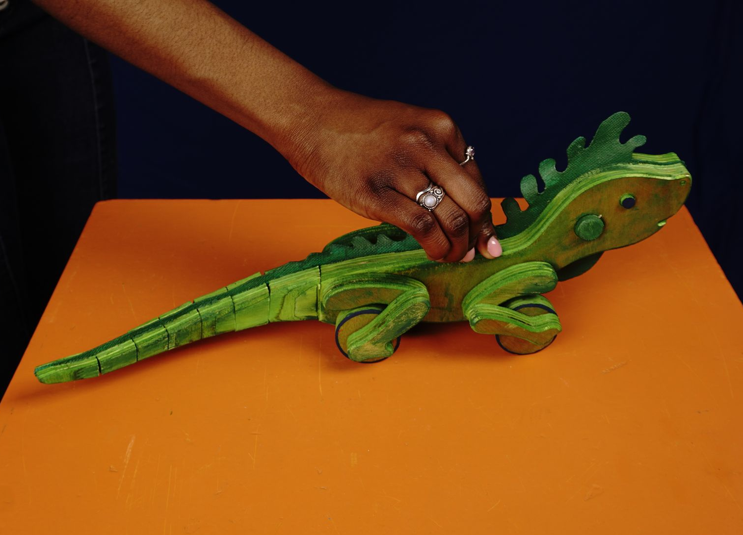SOLDACHI Ito iguana toy hand pulling